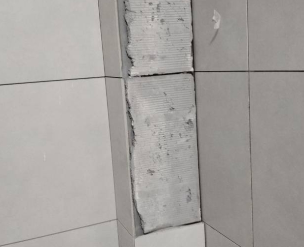江宁瓷砖空鼓维修公司分享下瓷砖施工前基层浇水润湿程度不足，可能导致以下问题