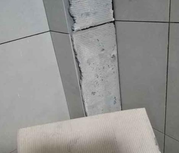 江宁瓷砖空鼓维修公司分享下厨房瓷砖脱落的补救措施。